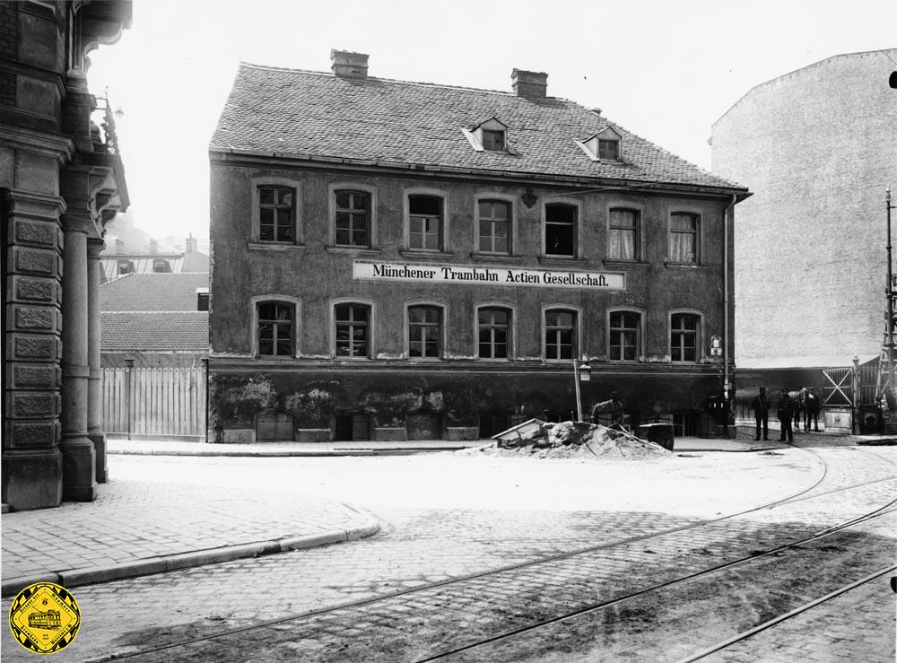 1895: Der Blick von der anderen Seite: die Thierschstraße ist bereits zweigleisig und das Gleis zweigt in den Betriebshof ab.