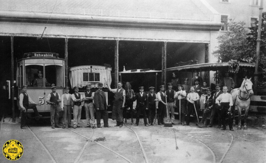 Gruppenfoto aus dem Jahr 1900:  Epochenwechsel auch im Depot an der Wilhelmstraße. Die Pferdetram wird verabschiedet und die Elektrische zieht ein.