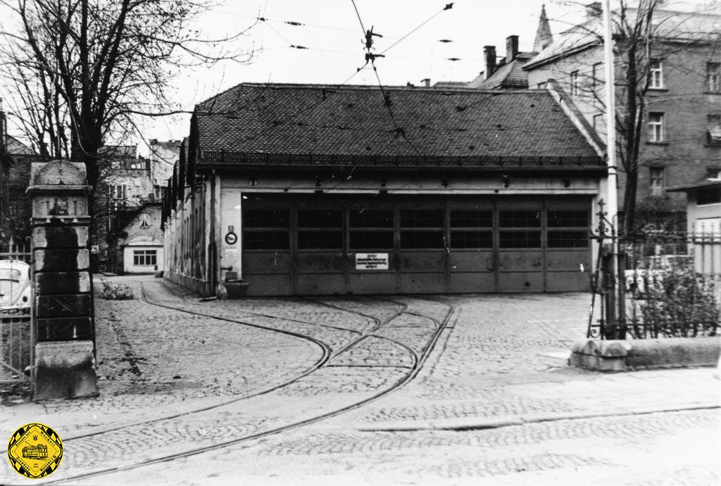 das Depot 4 überstand den Krieg ohne gravierende Schäden und wurde erst 1970 im Zuge der Einstellung der Linien in der Ludwig-/ Leopoldstraße wegen des U-Bahnbaus geräumt.