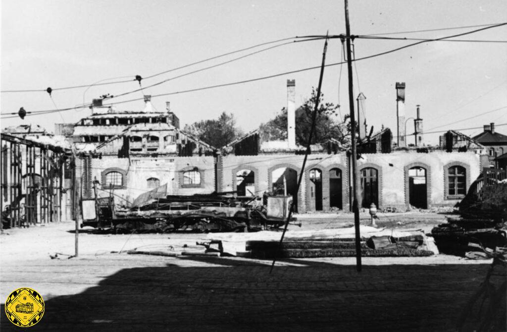 Zerstörte alte Wagenhalle und dahinter ehemaliger Pferdestall.