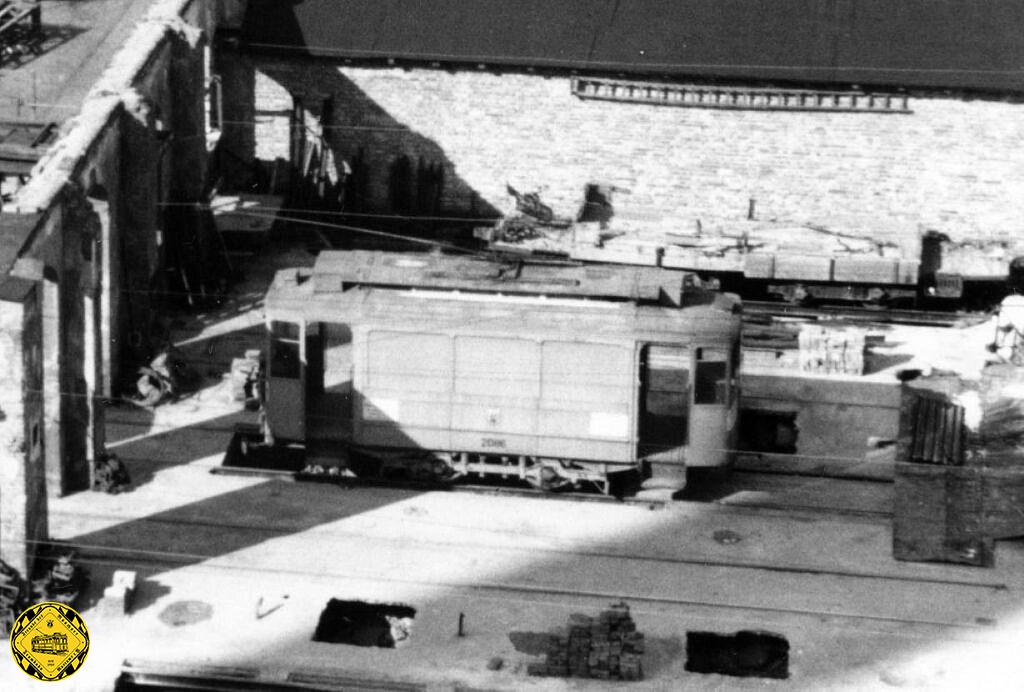 Zerstörte Fahrleitungswerkstätte ohne Dach