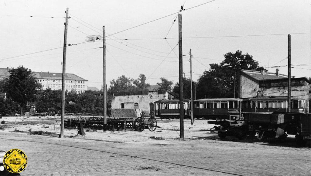 Zerstörte große Wagenhalle mit ehemaliger Schmiede