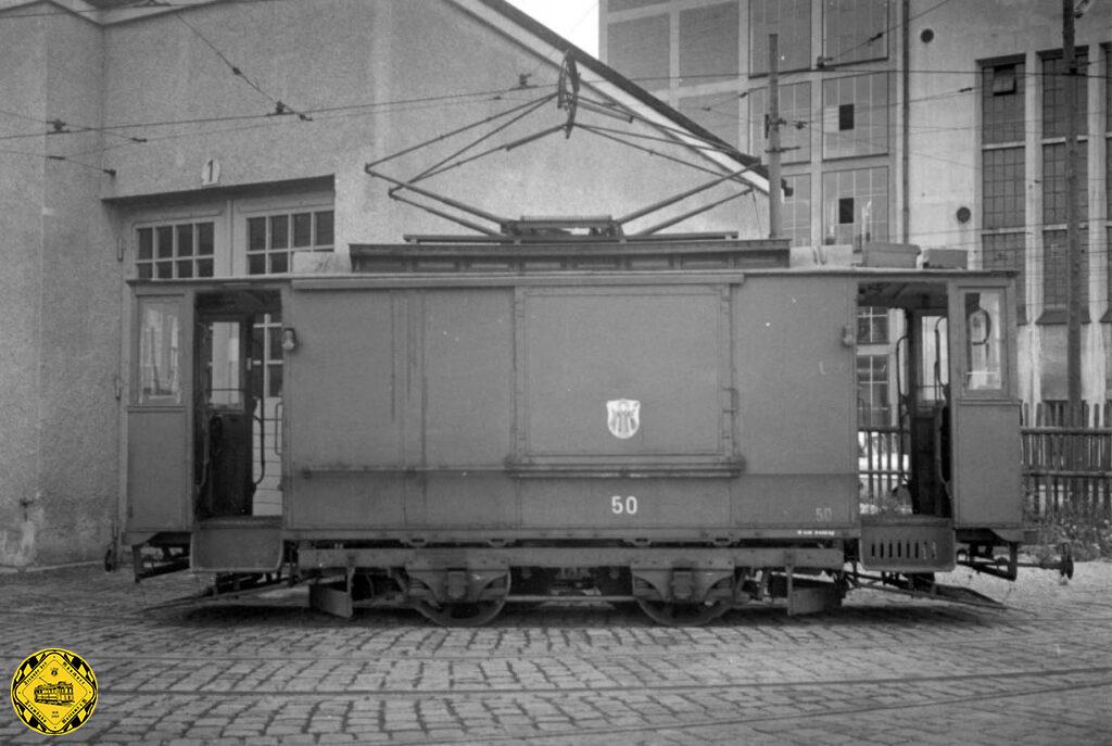 Werkstattwagen 50 vor den stark vereinfachten Wiederaufbauten der Fahrleitungswerkstätte mit dem städtischen Kraftwerk Schäftlarnstraße im Hintergrund.