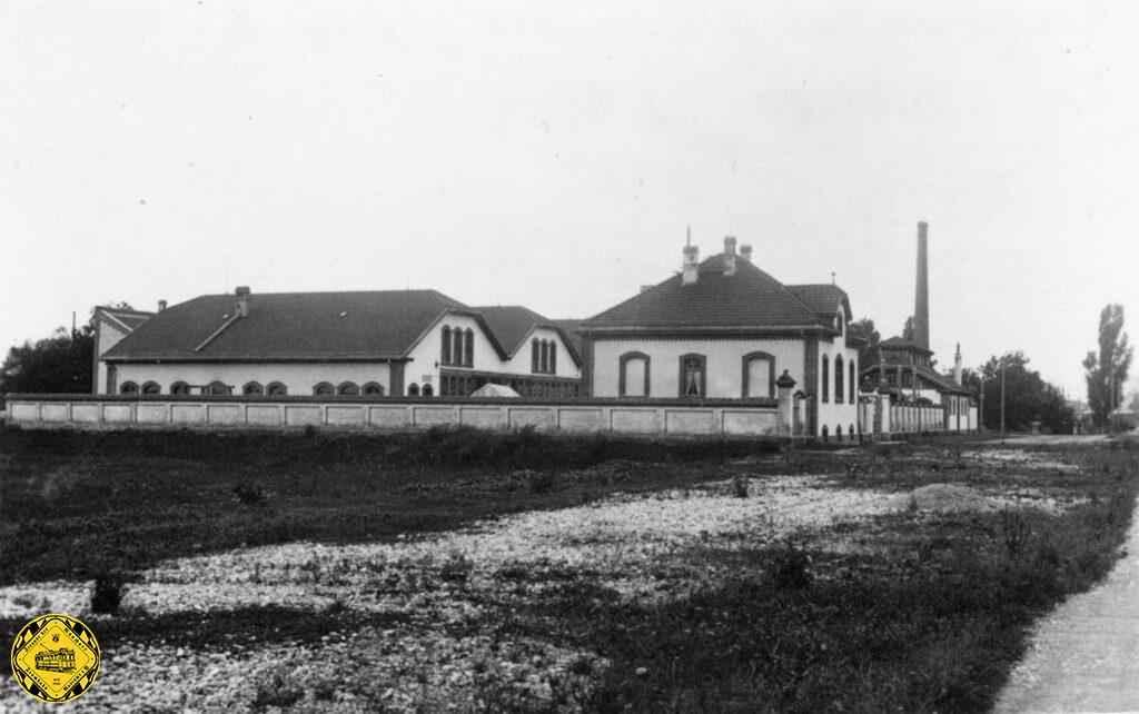 Eine Gesamtansicht des für elektrischen Betrieb umgebauten Betriebshofs zeigen diese Bilder im Zustand von 1897. Die restlichen vier Abteilungen des Pferdestalls wurden 1897 in eine Anhängerwagenhalle umgebaut.