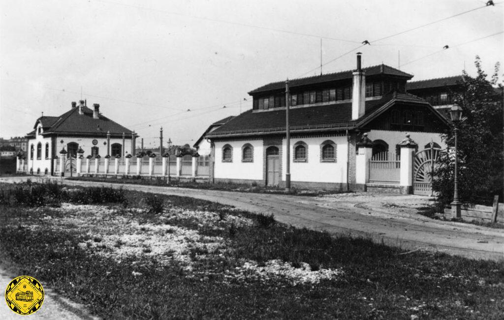 Eine Gesamtansicht des für elektrischen Betrieb umgebauten Betriebshofs zeigen diese Bilder im Zustand von 1897. Die restlichen vier Abteilungen des Pferdestalls wurden 1897 in eine Anhängerwagenhalle umgebaut.
