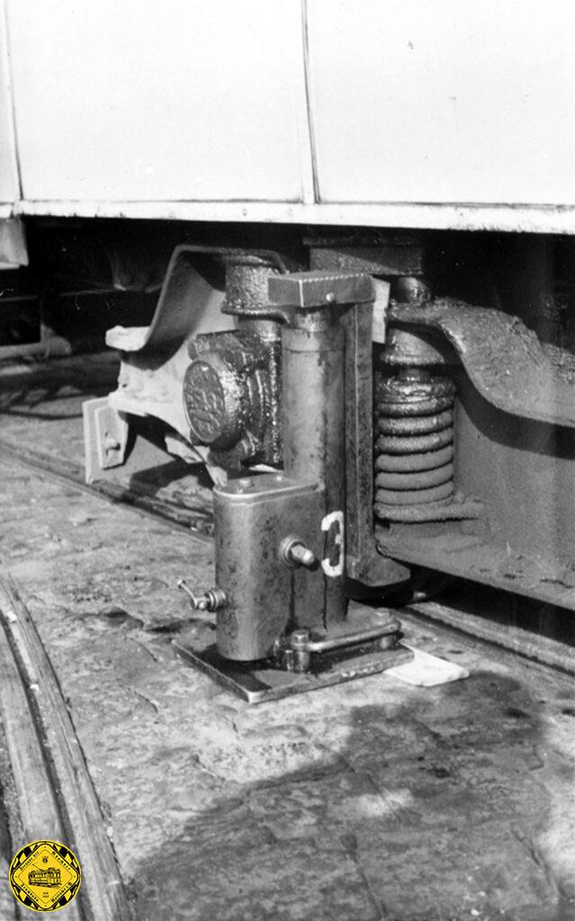 Im Oktober 1955 präsentiert sich ein Eingleisungswagen im Einsatz. Mit Eingleisungswagen wurden entgleiste Wagen entweder wieder in die Schienen gehoben oder bei Defekt am Rad, dessen Aufhängung oder anderer Probleme, wurde die Achse auf ein Hilfswagerl umgelagert.