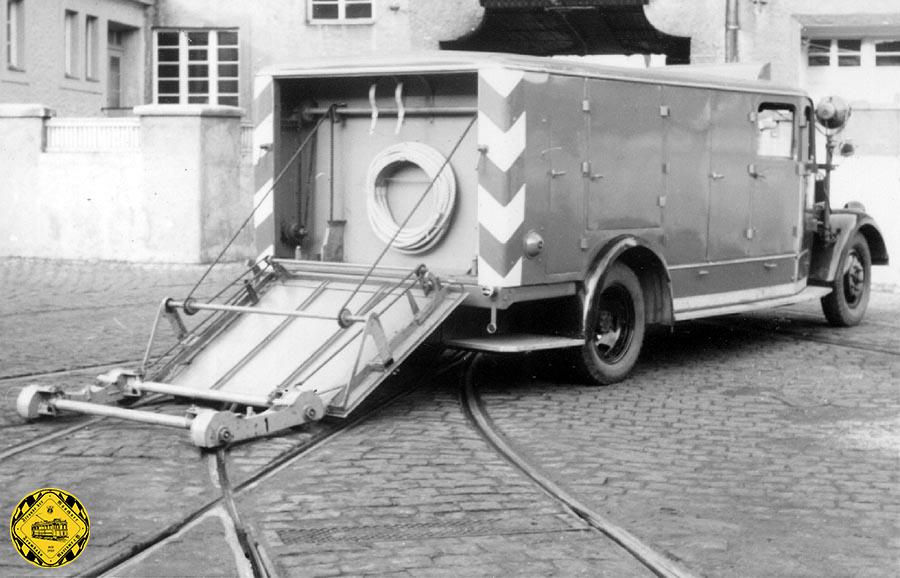 Im Oktober 1955 präsentiert sich ein Eingleisungswagen im Einsatz. Mit Eingleisungswagen wurden entgleiste Wagen entweder wieder in die Schienen gehoben oder bei Defekt am Rad, dessen Aufhängung oder anderer Probleme, wurde die Achse auf ein Hilfswagerl umgelagert. 