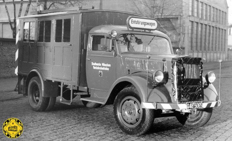 Schon kompakter und wendiger kommt der neue Eingleisungswagen im November 1958 daher. Er heißt jetzt "Entstörungswagen", hat aber die gleichen Aufgaben wie seine Vorgänger: der Trambahnbetrieb nicht länger wie unbedingt nötig aufzuhalten, wenn mal eine Trambahn entgleiste und einen Defekt am Fahrwerk aufwies. Der "Entstörungswagen" mit dem amtlichen Kennzeichen AB 48-6065.