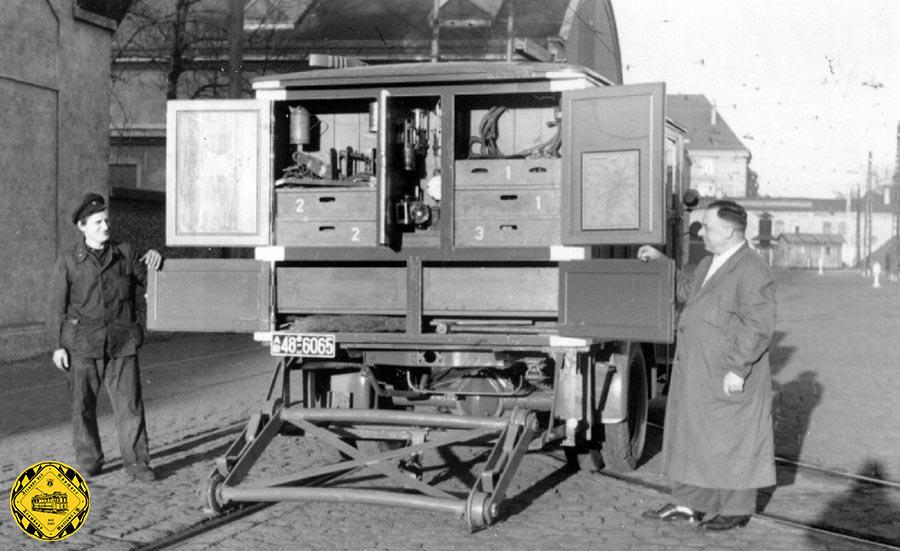 Stolz zeigt der Werkstattmeister das Innenleben dieses Wagens: wieder war das Hilfsfahrgestell an Bord und jede Menge Werkzeug und Hubgeräte. Man braucht sehr viel Fingerspitzengefühl bei der Arbeit mit vielen Tonnen Stahl und den Tücken der Objekte.