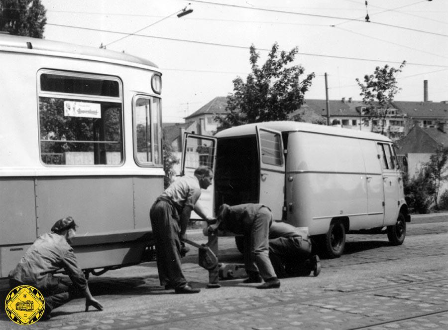 Auch 1969 war das Eingleisungs-Prinzip das gleiche, nur die Fahrzeuge, die dazu genutzt wurden, wurden immer moderner. Ein moderner Mercedes-Benz L319 mit dem Kennzeichen M-KX 296 war das Basisfahrzeug für das benötigte Werkzeug und Ersatzteile. 