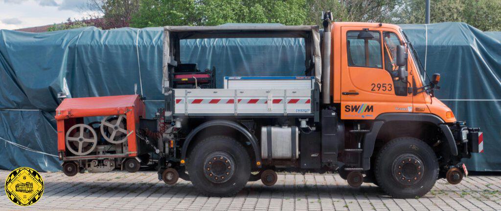 Die eigentliche Arbeit macht das nachgezogene Schienenschleif-Wägelchen, das uns die Kollegen dankenswerterweise für das Bild kurz aufgemacht haben. Man sieht gut das Diamant-Schleifband, das während der Fahrt kontinuierlich langsam in die Schleifeinheit nachgeführt wird.