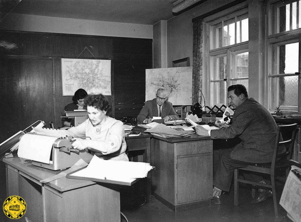 Der Fotograf der Stadtwerke/Verkehrsbetriebe machte 1960 ein paar Bilder in der Verwaltung des Unternehmens. Schreibmaschinen und Telefone waren die angesagten Kommunikationsmittel dieser Zeit. Es gab die klare Rollenverteilung: Männer = Führungskraft, Frau= Sekretärin.
