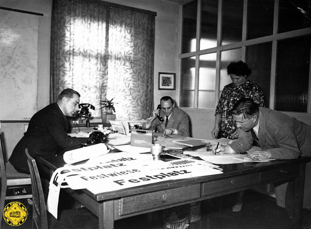Der Fotograf der Stadtwerke/Verkehrsbetriebe machte 1960 ein paar Bilder in der Verwaltung des Unternehmens. Schreibmaschinen und Telefone waren die angesagten Kommunikationsmittel dieser Zeit. Es gab die klare Rollenverteilung: Männer = Führungskraft, Frau= Sekretärin.