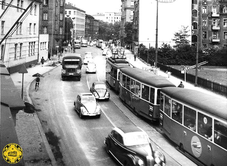 Im Jahr 1962 wagte ein Mitarbeiter der Stadtwerke/Verkehrsbetriebe einen Blick mit seiner Kamera aus seinem Bürofenster auf die Einsteinstraße stadteinwärts Richtung Max-Weber-Platz. 