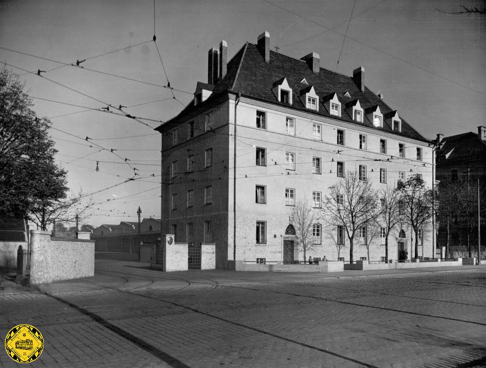Im April1928 war das Wohngebäude und im Mai der Hallenbau fertig. Der Bahnhof wurde am 15. August 1928 in Betrieb genommen und erhielt die Nummer 5.  