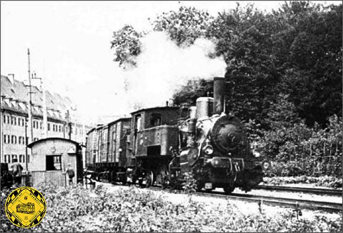 Ein Dampfzug der Isatalbahn kurz vor dem Bahnhof Thalkirchen stadtauswärts vom Isartalbahnhof kommen. Die Strecke wurde ab 1891 gebaut und ab 1900 mit 750V Gleichstrom betrieben.