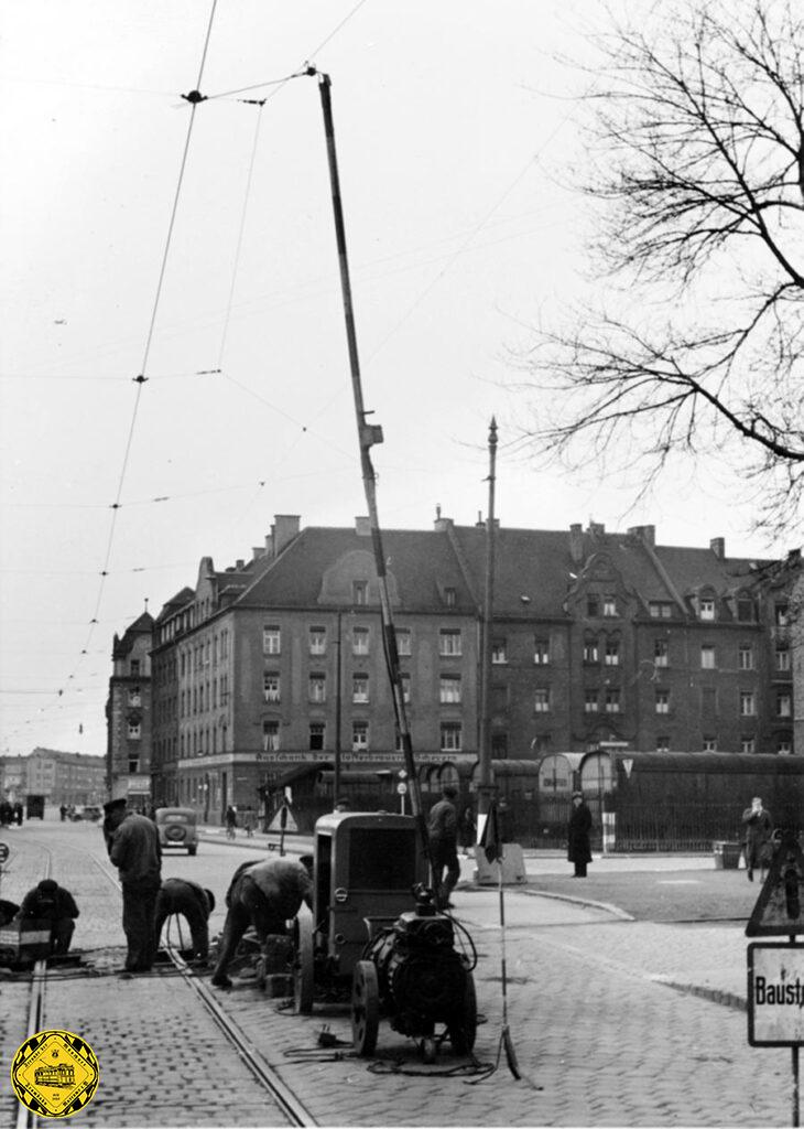 Das Bild zeigt die Stromabnahme von Kompressor VI aus der Fahrleitung. Damit die Tram mit dem Bügel (Arbeiten beim laufenden Betrieb!!!) nicht die Stromabnahme wegreißt, hängt die Abnahmestange an dem Spanndraht der Flachkette rechts und nur zwei Kontaktdrähte berühren die stromführende Fahrleitung unter einem Aufhängepunkt (noch für das Stangerl)