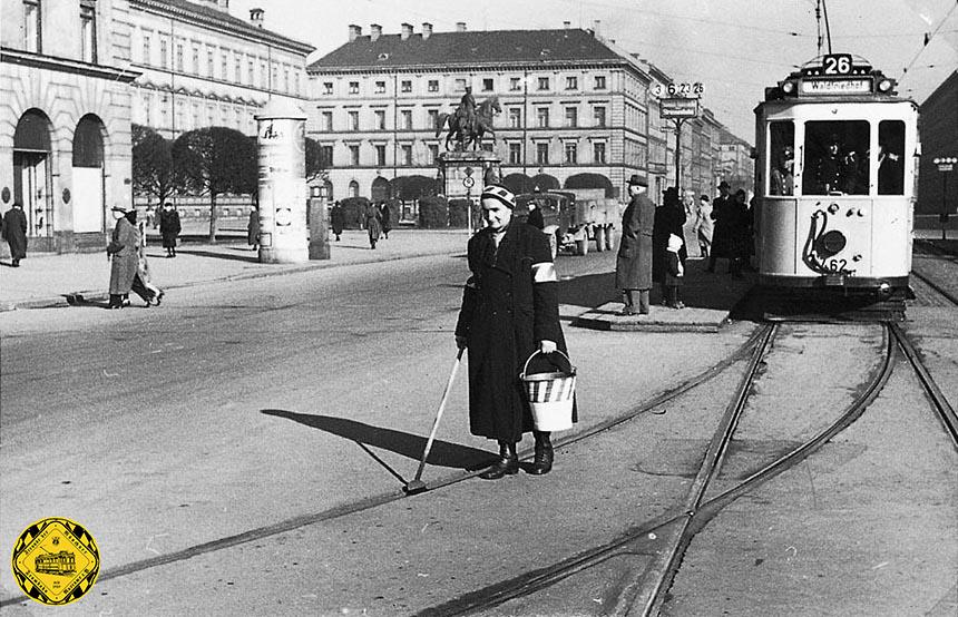 Wir sehen hier eine Kurvenschmiererin im Jahr 1942 am Odeonsplatz, aber es waren mehrere über die Stadt tätig.