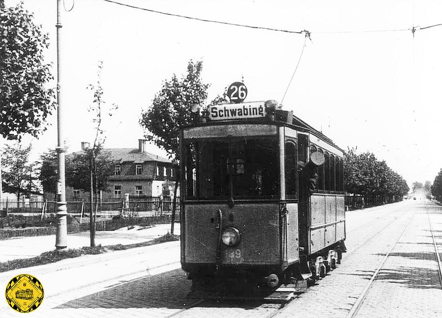 Der TW 189 auf Einrückfahrt der Linie 26 auf der Ungererstraße stadteinwärts mit der Abzweigung in die Soxhletstraße im Hintergrund.
