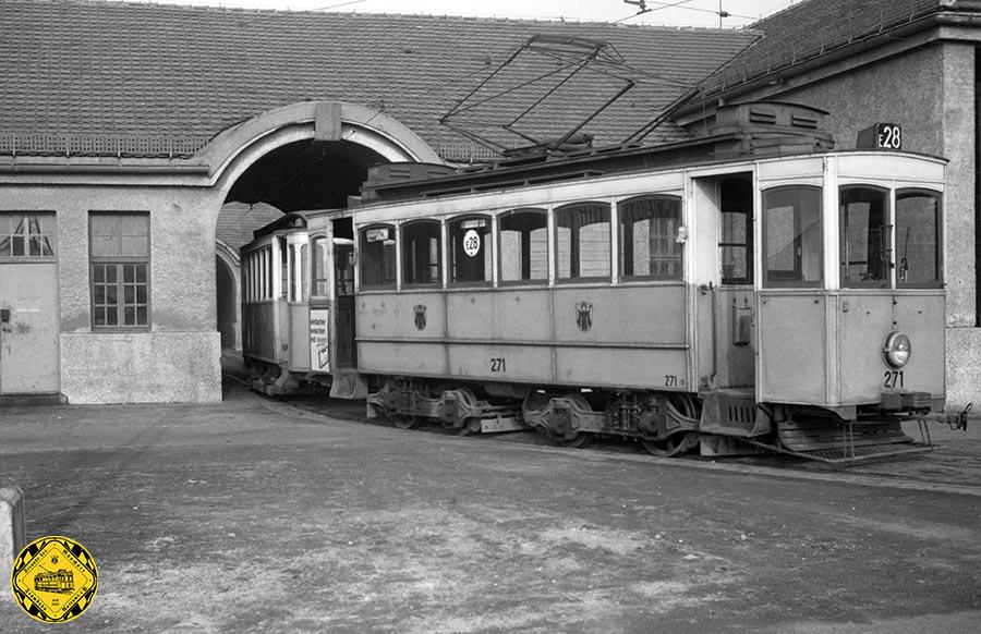Tw 271, Typ A 2.2, Baujahr 1901, steht im Torbogen des Depots im April 1958.