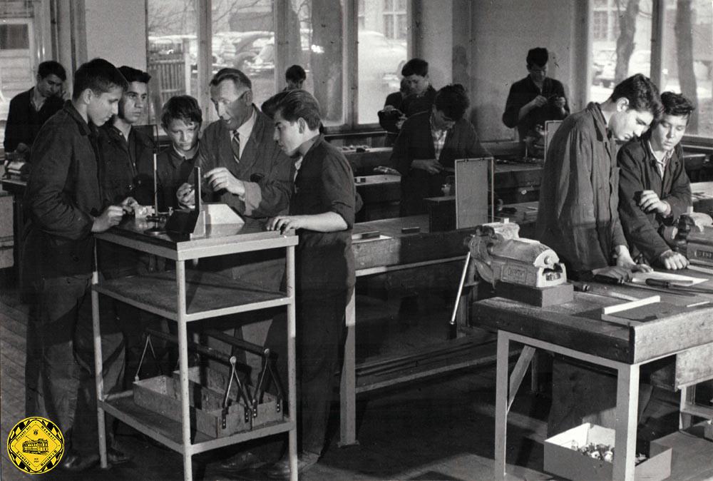 Am 2. November 1955 zog die Lehrwerkstätte in das neue Gebäude um. Im großen Arbeitsraum sind der Grundlehrgang, die Schlosserei, die Maschinen- und Elektroabteilung, Schweißerei und Schmiede untergebracht, das Nebengebäude (ehemalige Bürobaracke der Beschaffungsstelle) dient als Lehrsaal.