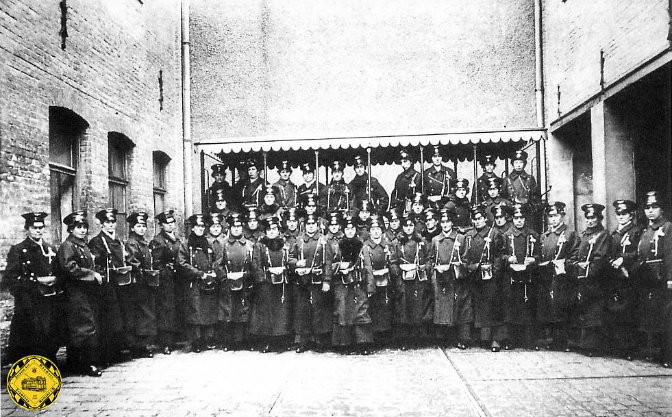 Gruppenbild der Schaffnerinnen 1917 im Betriebshof Äussere Wienerstraße: während des 1. Weltkrieges wurden vermehrt Schaffnerinnen eingestellt.