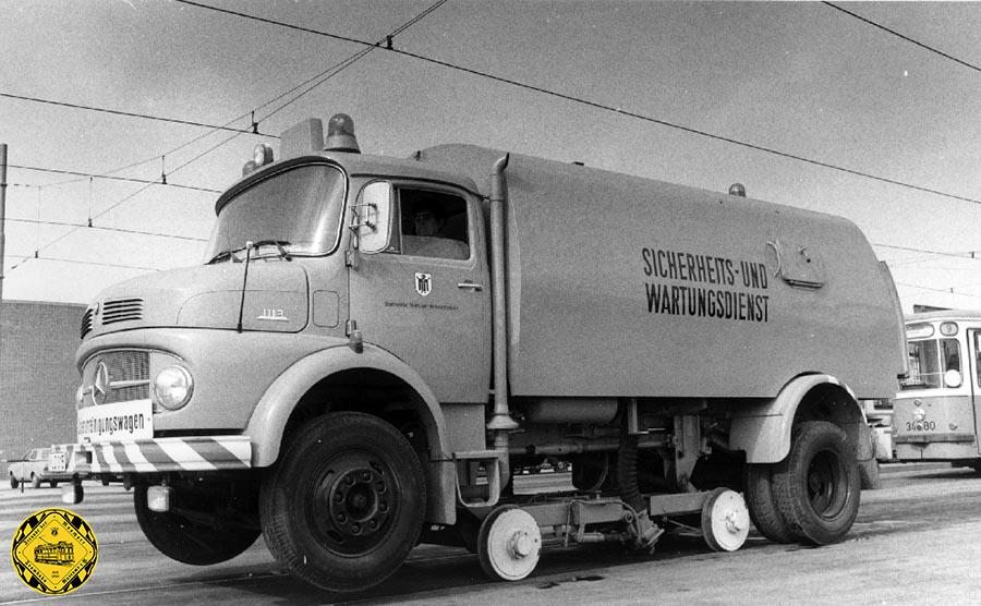 Im Dezember 1974 wurde der Fotograf zu diesem Fahrzeug gerufen: die Schienen-Reinigungsmaschine. Damit wurden alle schienengebundenen Trambahnschienen-Reinigungs-Fahrzeuge abgelöst. Der neue ist ein Zweiweg-Fahrzeug und ist dem Sicherheits- und Wartungsdienst unterstellt. 