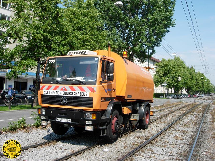 Das Bild aus dem Juni 2005 zeigt den schon für die MVG angeschaffte Schienenreinigungsfahrzeug wieder mit der stolzen Nummer 300, amtliches Kennzeichen M-VH 967.