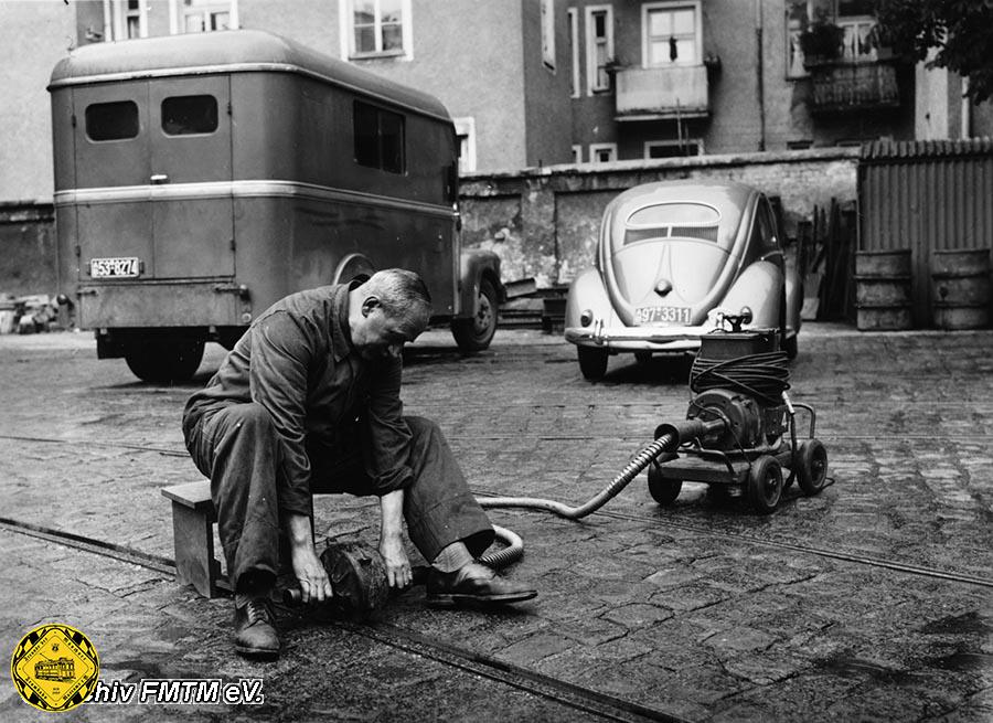 Auf dem Bild von 1956 sieht man schön den Arbeitsplatz eines Schienenschleifers auf seinem Hocker. Es braucht viel Gefühl und Übung, die Schienen für die nachfolgenden Trambahnwagen wieder eben und glatt zu bekommen.