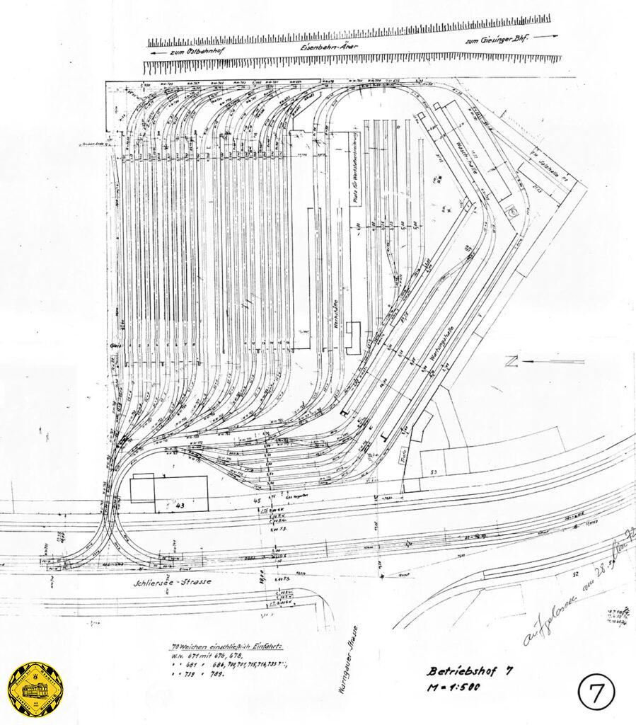 Dazu wurden ab März 1960 die Gleisanlagen vor den Hallen völlig umgestaltet, die Ein- und Ausfahrt (Doppelgleisdreieck) verlegt, wozu alte Luftschutzräume beseitigt werden mussten. Die Wartungshalle ist mit der Waschhalle zusammenhängend in einem stumpfen Winkel von 116° erstellt.
