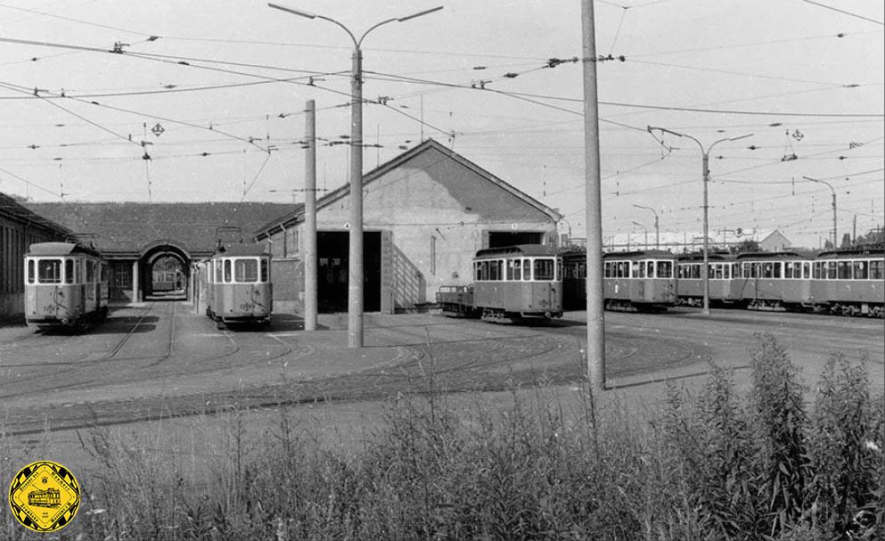 Das Gelände des Betriebshof 4 an der Soxhletstraße wird immer mehr zum Abstellplatz für Altwagen: am 20. April 1968 stehen neben vielen anderen Wagen auch der   f-Beiwagen 1358, 1399 und 1356 sowie der g-Beiwagen 1451 auf den weitläufigen Gleisanlagen.