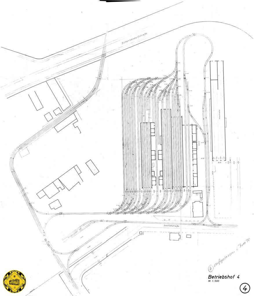 Da die Zufahrt in den Betriebshof durch die Ungererstraße geschlossen wurde, errichtete man durch die,Berliner Straße eine neue Betriebsstrecke zur Leopoldstraße und drehte die Gleisharfe dafür in westliche Richtung (vergleiche Plan 1930).