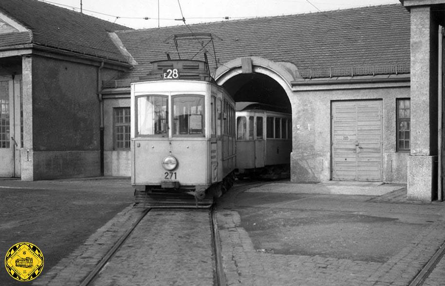 Aus der Mitteldurchfahrt des Depots kommt der A-Tw 271 am April 1958, eingefangen von allen Seiten von unserem Fotografen Peter Wagner.