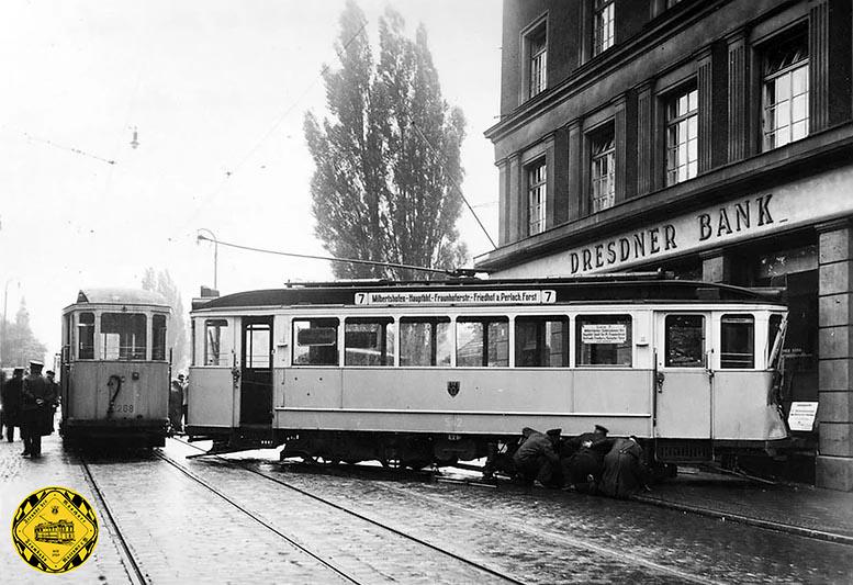 Entgleisung des Tw 542 in der Fraunhoferstraße 1937: Fahrschalter gegen Bankschalter