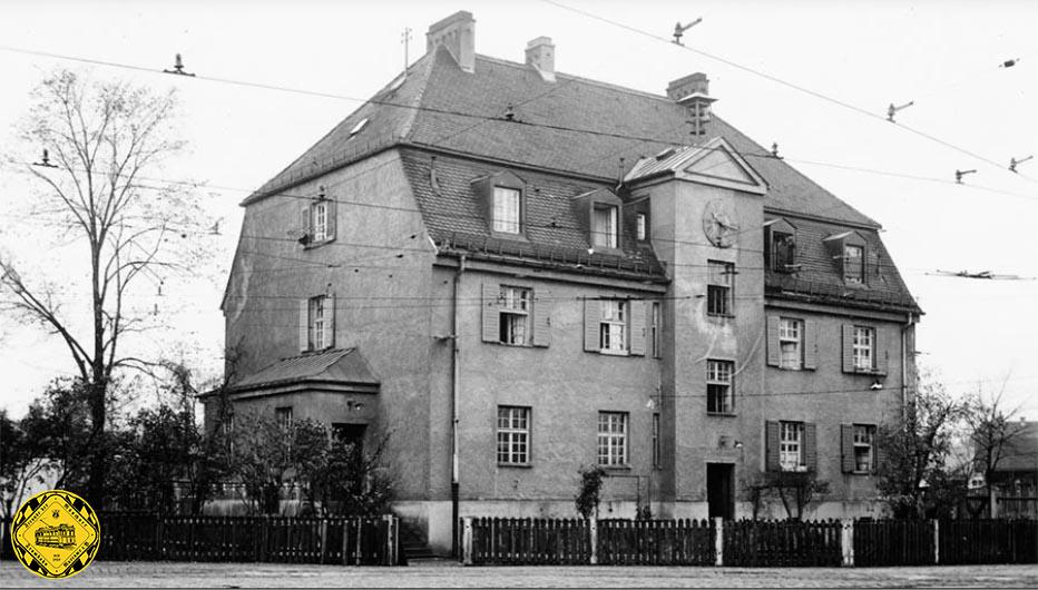 das freistehende markante Betriebsgebäude, heute als "Walmdachhaus" erhalten & bekannt.