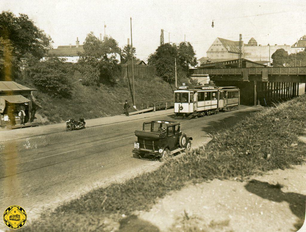 Die Linie 19 auf dem Weg in der Landsbergerstraße auswärts nach Pasing kommt 1927 gerade aus der Unterführung unter der Bahnstreck heraus.