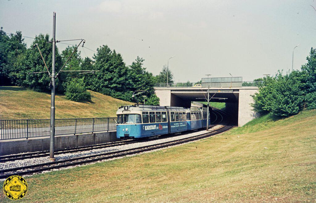 Ein P-Wagen an der selben Stelle unter der Autobahn.