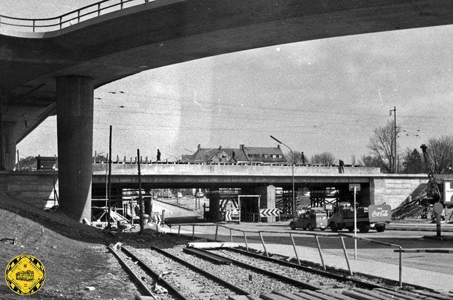 1961:
Die Bahnbrücke ist aus Stahlbeton, der Tatzelwurm fertig und die Gleise der Linie 6 werden gelegt.