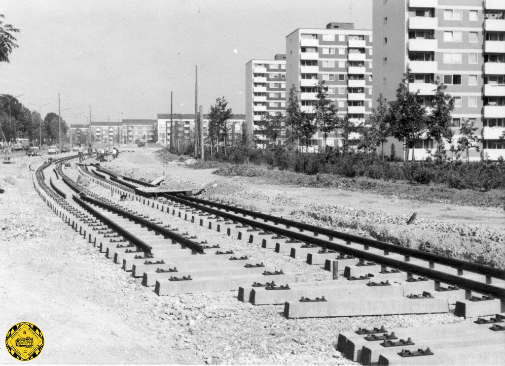 Am 14.Juli 1964 werden die Gleise nach der Unterführung der Trambahn unter der Autobahn nach Garmisch parallel zur Neuriederstraße auf einem eigenen Gleiskörper auf Betonschwellen verlegt.
