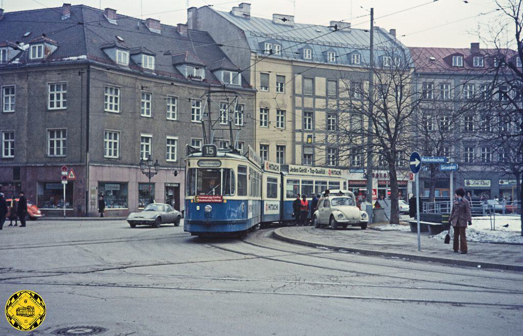 Am 01.06.1975 gab es für die Linie 15 noch einmal ein Gastspiel hier am Gärtnerplatz bis zum 28.05.1978. Im Bild ist der TW 102, der Tatzelwurm, der gerade mit ein paar geparkten PKWs aneinandergeraten ist.