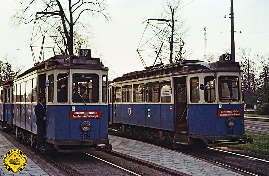Die Wagen der Linie 17 und der Linie 21 stehen brav sortiert mit jeweiligen Wagentypen der Zeit entsprechend auf ihren Gleisen an der Amalienburgstraße