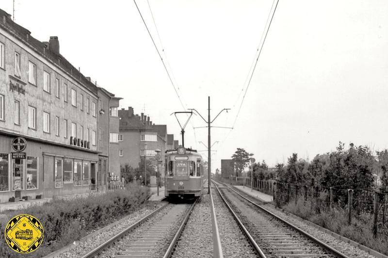 1963 mit einem Wagen der Linie 6. Ein guter Bezugspunkt ist das Haus mit dem auffälligen Erker im Hintergrund.