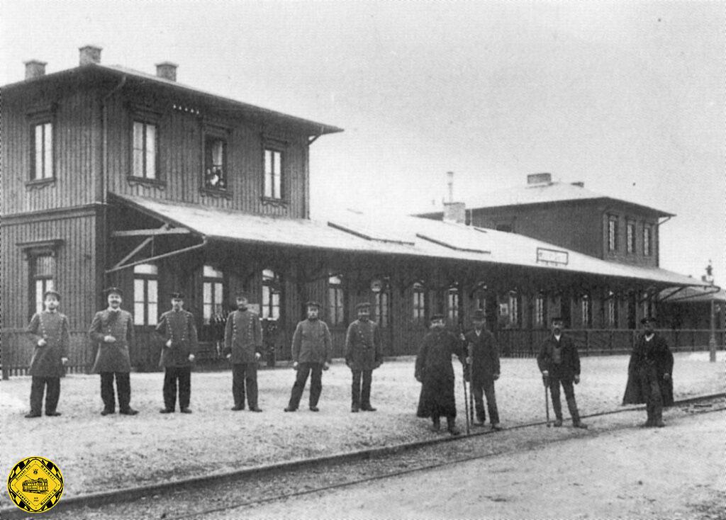 Am 10. Oktober 1898 entsteht der Bahnhof Giesing an der neuen Bahnstrecke nach Deisenhofen und Kreuzstraße vom Ostbahnhof kommen. Stolz steht die Bahnhofs-Mannschaft 1900 vor der Kamera. Der Bahnhof blieb vollständig erhalten und wird noch heute als Kulturzentrum betrieben und hat sich richtig gut gehalten.