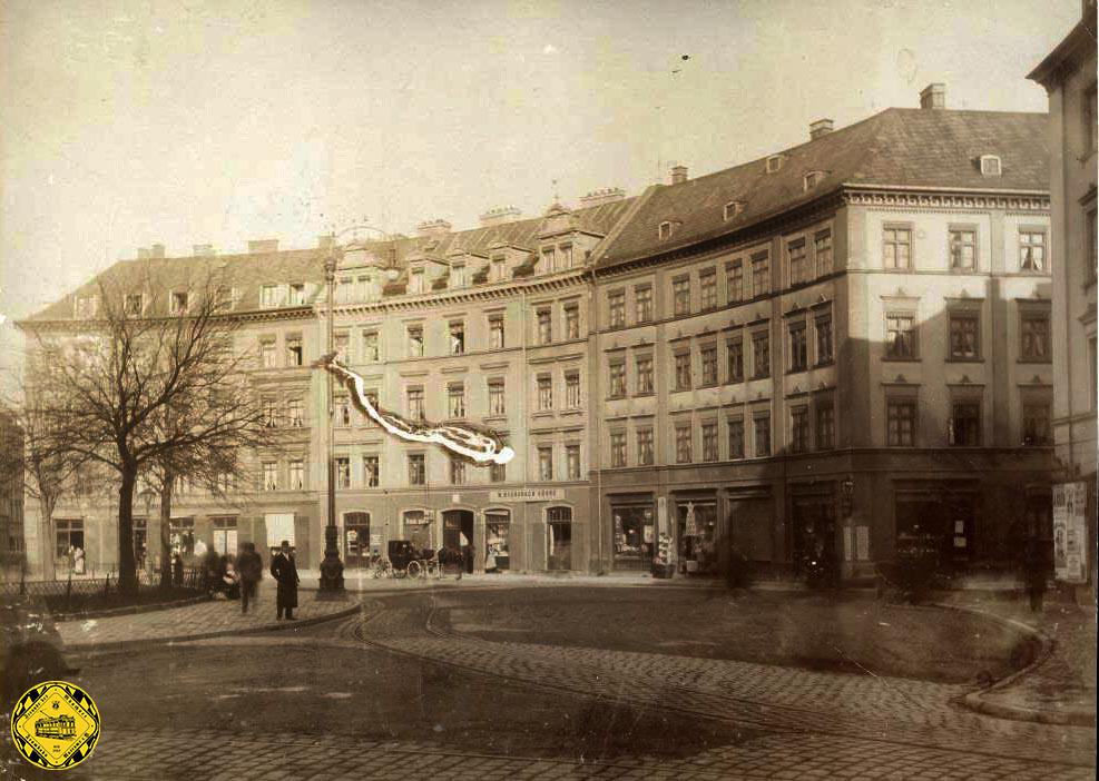 Das Foto von 1900 zeigt die einfache Umfahrung der Mittelinsel auf dem Gärtnerplatz.