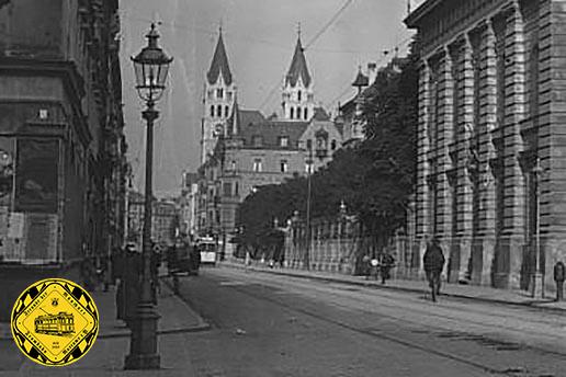 Die Auenstraße auf dem Zeitstrahl: 1907 beginnt der Trambahnverkehr in der Auenstraße mit der Maximilianskirche im Hintergrund. 1946 hat die Maximilianskirche durch den Krieg ihre Spitztürme verloren und die Trambahstrecke wird als Parkplatz genutzt.