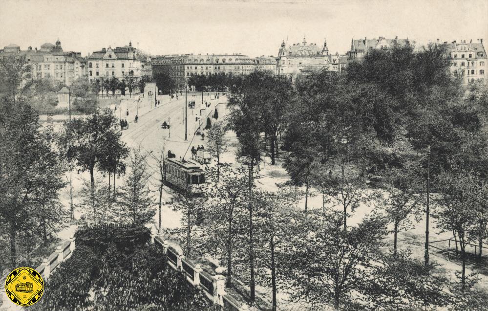 Ein A-Wagen kommt im Jahr 1910 vom Schyrenplatz über die Wittelsbacher Brücke zum Baldeplatz. Die Strecke wurde 1899 elektrifiziert.