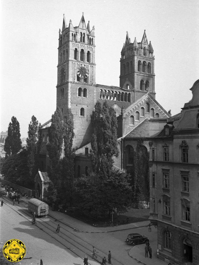 Die Auenstraße auf dem Zeitstrahl: 1907 beginnt der Trambahnverkehr in der Auenstraße mit der Maximilianskirche im Hintergrund. 1946 hat die Maximilianskirche durch den Krieg ihre Spitztürme verloren und die Trambahstrecke wird als Parkplatz genutzt.