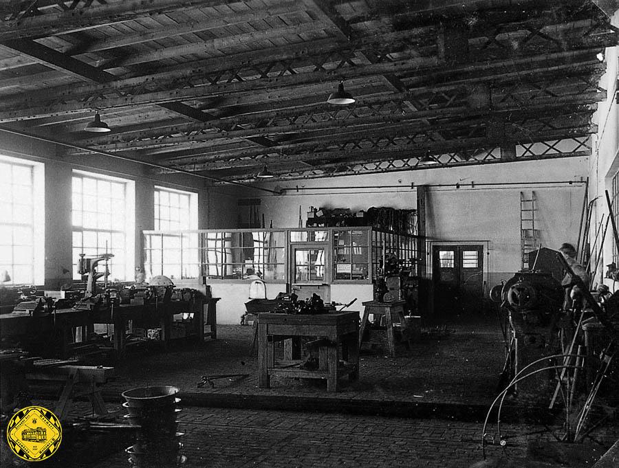 In den benutzbaren Gebäudeteilen wurden umgehend wieder die Werkstätten eingerichtet, um die kriegsbeschädigten Wagen wiederherzustellen.