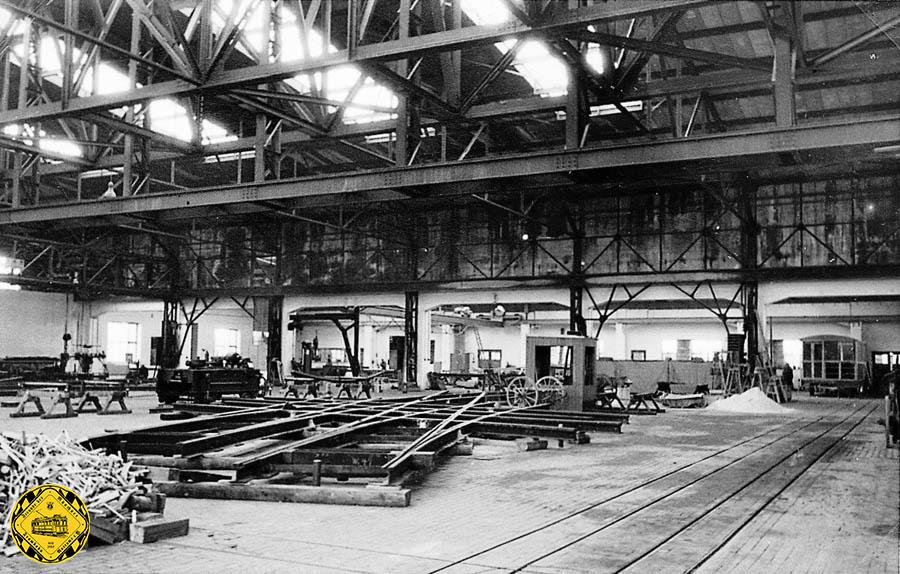 1949 wurden die Kriegsschäden behoben und Schmalspurgleise zwischen dem Holzpflaster verlegt zum Transport der Schienenteile.