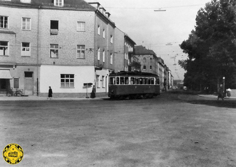 1960 biegt ein Triebwagen der Linie 5 aus der Pilgersheimerstraße kommend in die Platzschleife ein. 